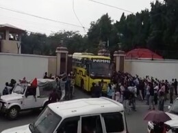 झारखंड संकट : खरीद-फरोख्त की आशंका के बीच महागठबंधन के MLAs को लेकर CM आवास से निकली बसें झारखंड संकट : खरीद-फरोख्त की आशंका के बीच महागठबंधन के MLAs को लेकर CM आवास से निकली बसें