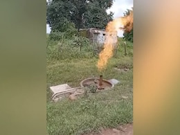 Madhya Pradesh के इस गांव में हैंडपंप एक साथ उगल रहा आग और पानी, देखें VIDEO Madhya Pradesh के इस गांव में हैंडपंप एक साथ उगल रहा आग और पानी, देखें VIDEO