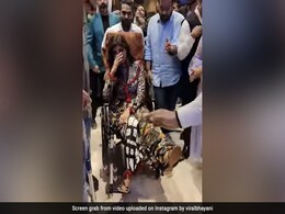 टूटी टांग के साथ इवेंट पर पहुंची शिल्पा शेट्टी, व्हील चेयर ने खींच लिया लोगों का ध्यान, बोले- इसे कहते हैं कर्मा टूटी टांग के साथ इवेंट पर पहुंची शिल्पा शेट्टी, व्हील चेयर ने खींच लिया लोगों का ध्यान, बोले- इसे कहते हैं कर्मा