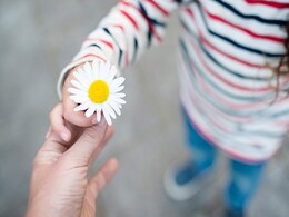 International Day of Charity: बच्चों को दें संस्कारों की पाठशाला, छोटी उम्र से इस तरह सिखाएं दूसरों की मदद करना International Day of Charity: बच्चों को दें संस्कारों की पाठशाला, छोटी उम्र से इस तरह सिखाएं दूसरों की मदद करना