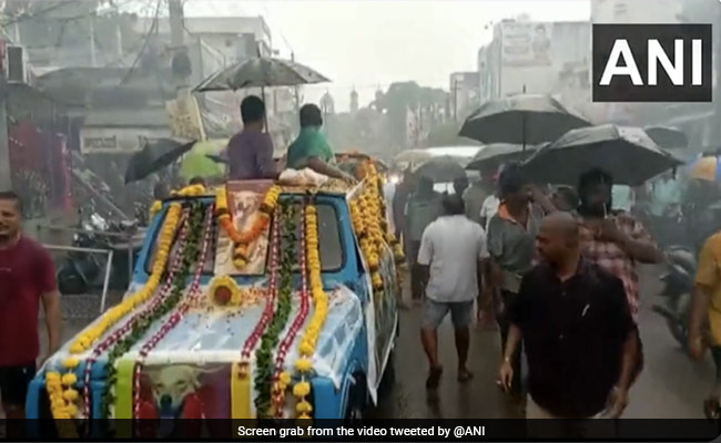 पालतू कुत्ते की मौत पर निकाली भव्य अंतिम यात्रा, पूरे रीति-रिवाज से हुईं क्रियाएं, देखकर भर आईं सबकी आंखें
