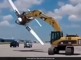 प्लेन को क्रेन ने उठाया और फिर हवा में लगा उड़ाने, Video देख हंसते-हंसते हो जाएंगे लोटपोट प्लेन को क्रेन ने उठाया और फिर हवा में लगा उड़ाने, Video देख हंसते-हंसते हो जाएंगे लोटपोट