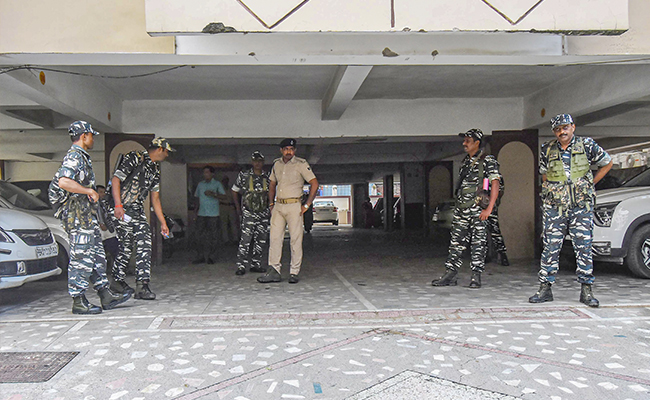 रेलवे के पूर्व अफसर के ठिकानों पर CBI की छापेमारी, करोड़ों की नगदी और प्रोपर्टी के कागज बरामद