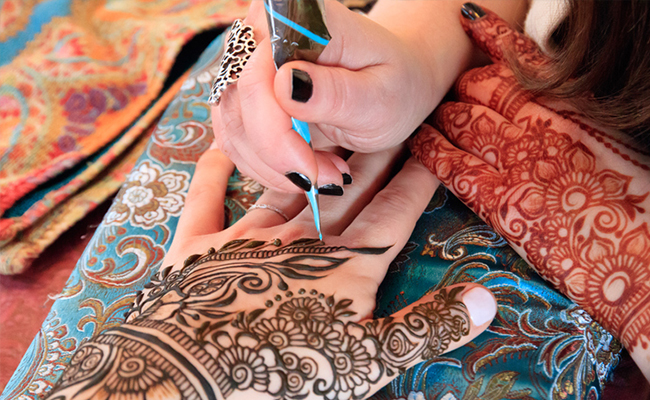 गणेश चतुर्थी पर लगाइए मेहंदी के लेटेस्ट डिजाइन, बेल से लेकर भरे हाथ वाली Mehndi का यहां से लीजिए आइडिया