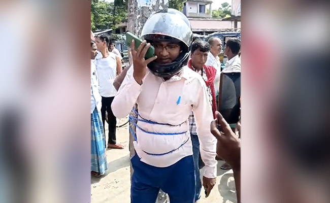 Government Official Tied To Pole By Farmers In Bihar Over Inflated Price Of Fertiliser