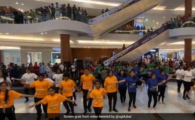 Independence के 75 साल पर Dubai में जमकर नाचे Indians, PM Modi ने शेयर किया Video, आप भी देखें...