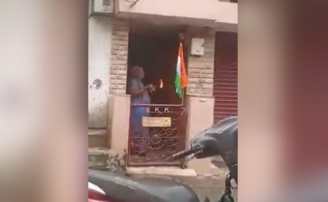 आज़ादी के जश्न के बीच एक महिला ने उतारी तिरंगे की आरती, नेटिजंस बोले- देशभक्ति की सबसे खूबसूरत तस्वीर