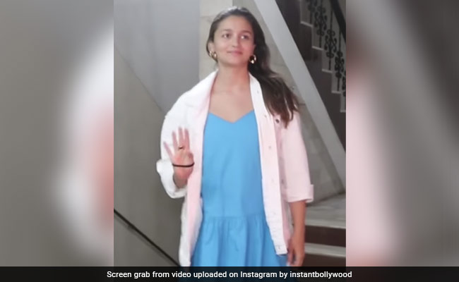 ब्लू वन पीस ड्रेस में बेबी बंप फ्लॉन्ट करती दिखीं आलिया भट्ट, एक्ट्रेस का क्यूट वीडियो जमकर हो रहा वायरल ब्लू वन पीस ड्रेस में बेबी बंप फ्लॉन्ट करती दिखीं आलिया भट्ट, एक्ट्रेस का क्यूट वीडियो जमकर हो रहा वायरल