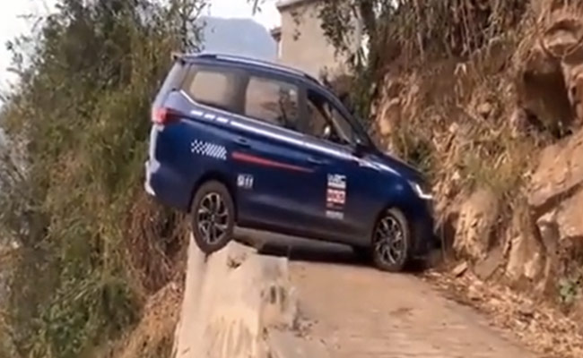 मौत के रास्ते पर ड्राइवर ने लिया ऐसा यू-टर्न!, देखने वालों के उड़ गए होश