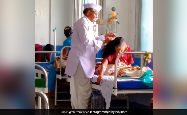 अस्पताल में बीमार पत्नी के बालों में कंघी कर रहा था बुजुर्ग, देखकर भावुक हुए लोग, बोले- सच्चा प्यार यही है...