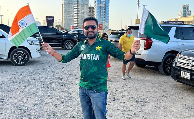 शराब कारोबारी ने झंडा थाम पाकिस्तान की जर्सी में देखा भारत-PAK मैच, वायरल फोटो देख मचा बवाल