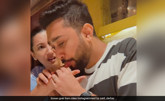 जैद दरबार ने गौहर खान के हाथ से छीना खाना, पति का ये बर्ताव देख चौंक गईं एक्ट्रेस जैद दरबार ने गौहर खान के हाथ से छीना खाना, पति का ये बर्ताव देख चौंक गईं एक्ट्रेस