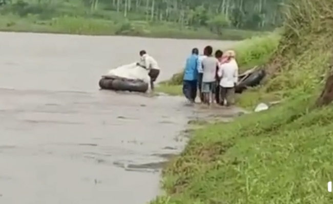 Video: Villagers Tie Body To Rubber Tube To Cross Flooded River