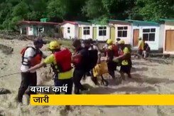 पौड़ी गढ़वाल: तेज पानी के बहाव के बीच फंसे लोगों को निकालने का काम जारी पौड़ी गढ़वाल: तेज पानी के बहाव के बीच फंसे लोगों को निकालने का काम जारी