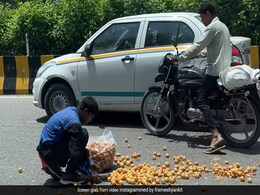 सड़क पर गिरे गोलगप्पे उठा रहा था दुकानदार, किसी ने Video बना लिया, लोग बोले- इससे अच्छा मदद कर देते सड़क पर गिरे गोलगप्पे उठा रहा था दुकानदार, किसी ने Video बना लिया, लोग बोले- इससे अच्छा मदद कर देते