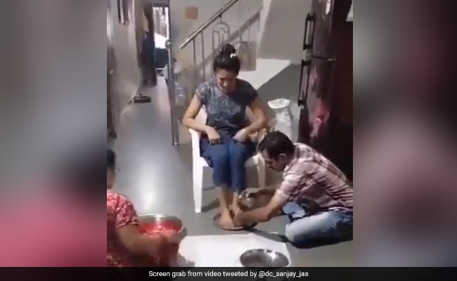 माता-पिता ने दूध से धोए बेटी के पैर फिर उसे पी लिया, Video देख लोगों ने कहा- कौन से ज़माने में जी रहे हैं