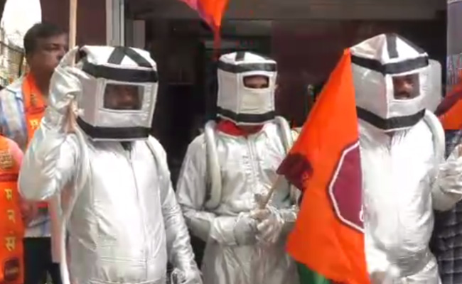 VIDEO: मुंबई की सड़कों पर अंतरिक्ष यात्री! नहीं समझे तो खबर पढ़ लें