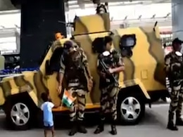 CRPF जवानों को नन्हीं सी बच्ची ने तिरंगा देकर किया सलाम, दिल जीत लेगा VIDEO CRPF जवानों को नन्हीं सी बच्ची ने तिरंगा देकर किया सलाम, दिल जीत लेगा VIDEO