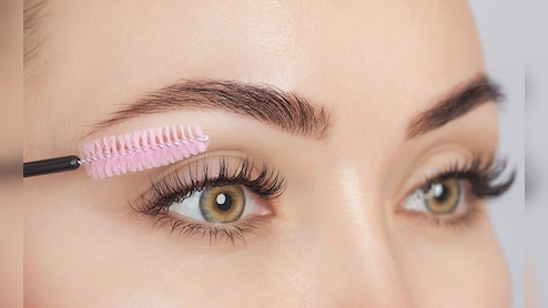 झड़ती आंखों की पलकों से छुटकारा पाने के लिए अपनाएं ये 5 घरेलू उपाय, हो जाएंगी घनी और लंबी!