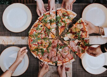 Turn Your Leftover Rotis Into Cheesy Pizzas With This Rotizza Recipe Turn Your Leftover Rotis Into Cheesy Pizzas With This Rotizza Recipe