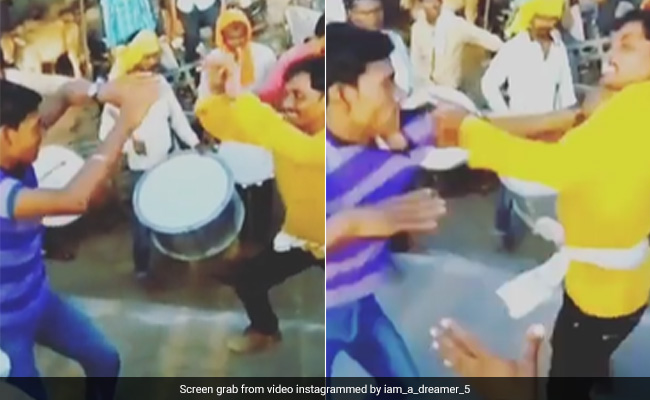 नागिन डांस करते-करते लोगों ने खोया अपना आपा, एक-दूसरे की ही कर दी धुलाई, देखें VIDEO