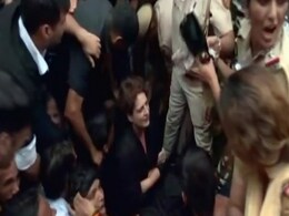 VIDEO: कांग्रेस के विरोध प्रदर्शन के दौरान प्रियंका गांधी वाड्रा को खींचकर पुलिस वैन में ले जाया गया VIDEO: कांग्रेस के विरोध प्रदर्शन के दौरान प्रियंका गांधी वाड्रा को खींचकर पुलिस वैन में ले जाया गया