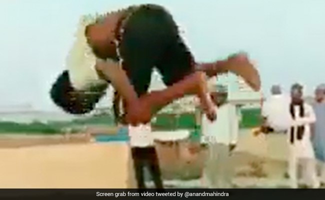 सड़क पर स्टंट कर रहे बच्चे के मुरीद हुए आनंद महिंद्रा, कहा- ओलंपिक के लिए भारत तैयार हो रहा है