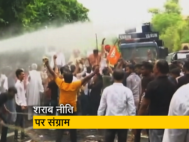 दिल्ली की शराब नीति पर रार जारी, AAP के खिलाफ बीजेपी का प्रदर्शन