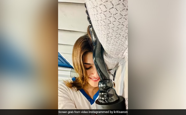 Filmfare Awards 2022: Kriti Sanon Celebrated Her First Win Like This