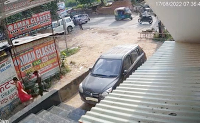 कैमरे में कैद : 'सिरफिरे आशिक' से बर्दाश्त नहीं हुआ नौवीं कक्षा में पढ़ने वाले लड़की का इंकार, सरेआम मारी गर्दन में गोली