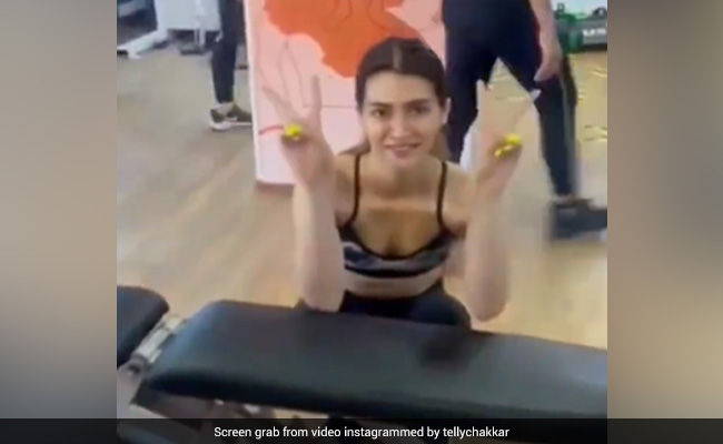 जिम में वर्कआउट की जगह बातों में मगन दिखीं रश्मिका मंदाना और कृति सेनन, ट्रेनर हुआ परेशान- Video