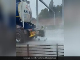 बारिश में घर जल्दी पहुंचने के लिए शख्स ने किया ऐसा खतरनाक जुगाड़, देखकर आत्मा हिल जाएगी बारिश में घर जल्दी पहुंचने के लिए शख्स ने किया ऐसा खतरनाक जुगाड़, देखकर आत्मा हिल जाएगी