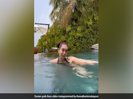 मालदीव में हसीन नजारों के बीच पूल में तैरती नजर आईं करिश्मा कपूर, फैन्स बोले- सुपर डुपर गॉर्जियस मालदीव में हसीन नजारों के बीच पूल में तैरती नजर आईं करिश्मा कपूर, फैन्स बोले- सुपर डुपर गॉर्जियस