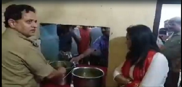 'दाल कम, पानी ज्यादा' : मैनपुरी पुलिस मेस का VIDEO आया सामने, खराब भोजन पर SP ने लगाई फटकार