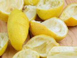 नींबू के छिलकों को फेंकने की ना करें भूल, जान लीजिए इन Lemon Peels को इस्तेमाल करने के जबरदस्त तरीके  नींबू के छिलकों को फेंकने की ना करें भूल, जान लीजिए इन Lemon Peels को इस्तेमाल करने के जबरदस्त तरीके