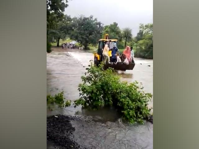 मध्य प्रदेश : नीमच में गर्भवती महिला को JCB से पहुंचाया अस्पताल, जानिए क्या रही वजह