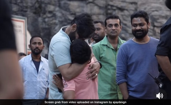 अजय देवगन ने खास स्टाइल में बेटे युग से किया हैंडशेक फिर प्यार से लगाया गले, जमकर वायरल हो रहा VIDEO