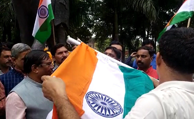 मध्यप्रदेश : केंद्रीय मंत्री ने तिरंगे की डोरी खींची, वह बिना फहराए नीचे आ गया