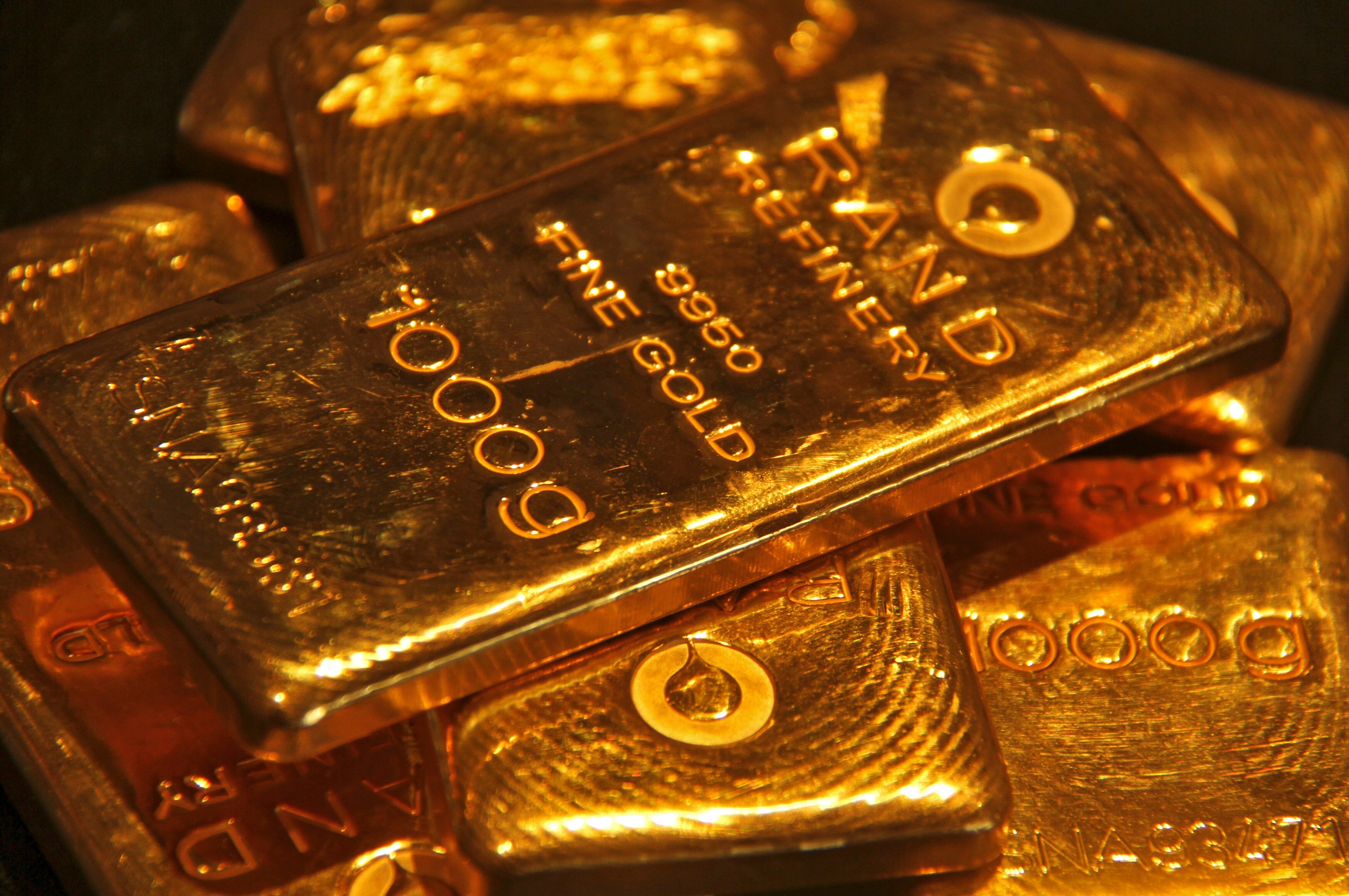 Gold Falls For 6th Straight Session, Hits Over 3-Week Low On Strong Dollar Gold Falls For 6th Straight Session, Hits Over 3-Week Low On Strong Dollar