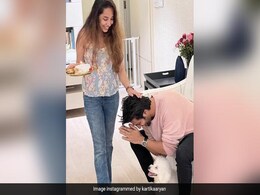 बहन के साथ इस खास तरीके से कार्तिक आर्यन में मनाया रक्षाबंधन, पैर छूकर लिया आशीर्वाद, कहा- 'हैप्पी रक्षाबंधन हमेशा मेरी रक्षा करने वाली' बहन के साथ इस खास तरीके से कार्तिक आर्यन में मनाया रक्षाबंधन, पैर छूकर लिया आशीर्वाद, कहा- 'हैप्पी रक्षाबंधन हमेशा मेरी रक्षा करने वाली'