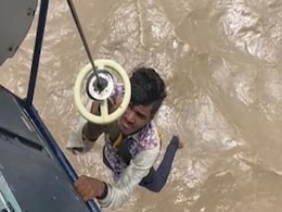 भारतीय तटरक्षक दल ने समंदर में फंसे 11 मछुआरों को सुरक्षित एयर लिफ्ट किया भारतीय तटरक्षक दल ने समंदर में फंसे 11 मछुआरों को सुरक्षित एयर लिफ्ट किया