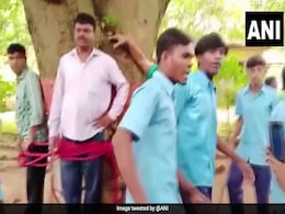 परीक्षा में फेल होने पर छात्रों ने शिक्षकों को पेड़ से बांधकर बुरी तरह पीटा, वीडियो हुआ वायरल परीक्षा में फेल होने पर छात्रों ने शिक्षकों को पेड़ से बांधकर बुरी तरह पीटा, वीडियो हुआ वायरल