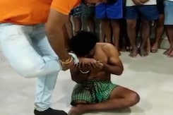ओडिशा में दिव्यांग को एक शख्स के पैर चाटने के लिए किया मजबूर, सामने आया वीडियो ओडिशा में दिव्यांग को एक शख्स के पैर चाटने के लिए किया मजबूर, सामने आया वीडियो