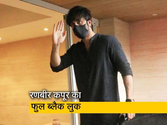 मुंबई : रणबीर कपूर का बदला लुक, फुल ब्लैक कपड़ों में पहुंचे मां के घर