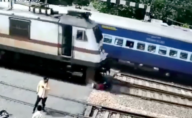 VIDEO: बंद फाटक में भी पार कर रहा था पटरियां, फंसी बाइक, ट्रेन ने उड़ा दिए परखच्चे