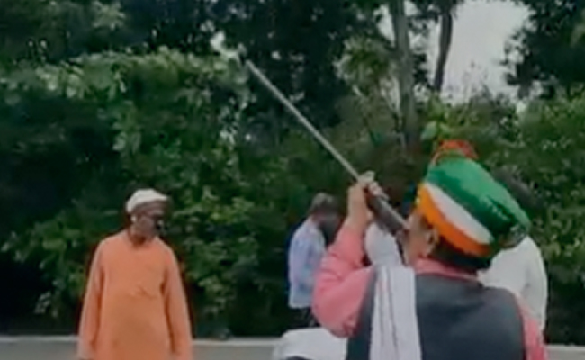 उन्नाव में झंडारोहण के दौरान फायरिंग से हड़कंप, सोशल मीडिया पर वायरल वीडियो