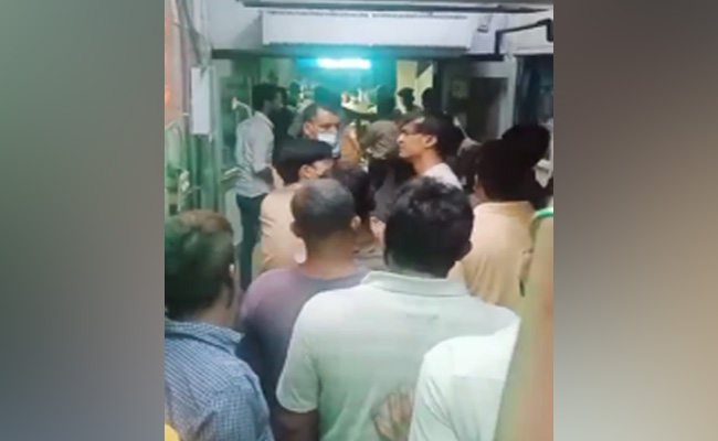 Video: 2 Drunk Men Assault Police Constable, Guard At Delhi Hospital