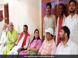 सजायाफ्ता नेता आनंद मोहन पेशी के दौरान घर पहुंच समर्थकों से मिले, मामले के तूल पकड़ने पर जांच के दिए गए आदेश सजायाफ्ता नेता आनंद मोहन पेशी के दौरान घर पहुंच समर्थकों से मिले, मामले के तूल पकड़ने पर जांच के दिए गए आदेश
