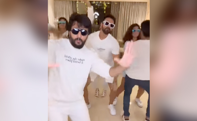 Genelia D'Souza, Riteish Deshmukh And Friends Just <i>Kala Chashma</i>- The Heck Out Of This Trend