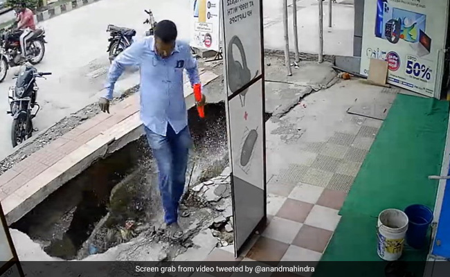Watch: Man's Narrow Escape On Sidewalk Leaves Anand Mahindra Stunned Watch: Man's Narrow Escape On Sidewalk Leaves Anand Mahindra Stunned